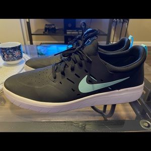 Men’s Size 11.5 Nike SB Nyjah Free Black Sneakers